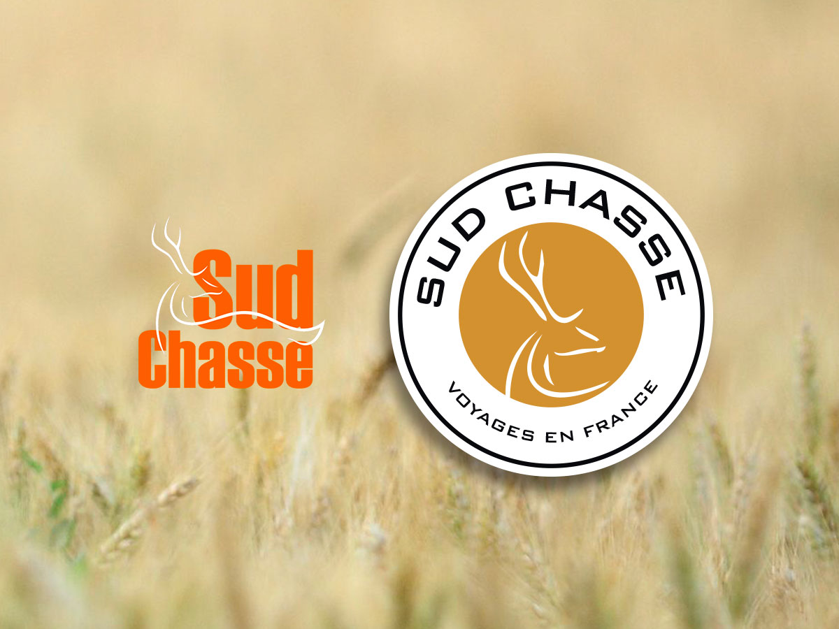 Logo de sud chasse voyages en France sur fond de champ de blé doré adapté pour loptimisation SEO